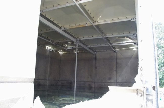 隅角部上部側板と天井が破損した例（FRP製パネルタンク：熊本市南区）