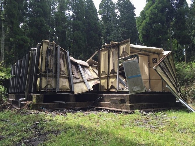 2016年 熊本地震　貯水タンク破損事例（FRP製パネルタンク：阿蘇市）
